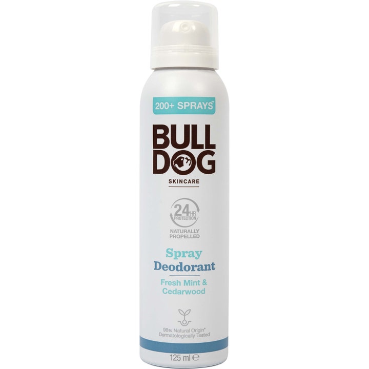 Bulldog Spray Deodorant 125 ml giver 24 timers beskyttelse i en hvid sprayflaske med lyseblå tekst og gennemsigtig hætte.