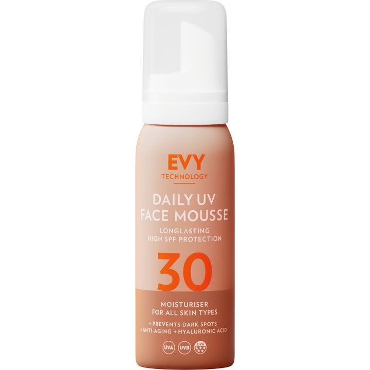 EVY Daily UV Face Mousse 75 ml solcreme mod mørke pletter i ferskenfarvet sprayflaske med hvidt låg