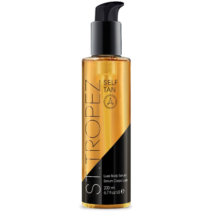 St. Tropez Luxe Body Serum 200 ml fugtgivende selvbruner i klar flaske med gyldent serum og sort pumpe.
