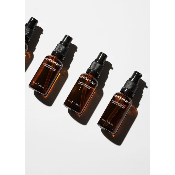 Grown Alchemist Regenerating Serum 30 ml i brune glasflasker med pumpe der giver huden glød