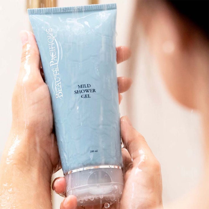 Beauté Pacifique Mild Shower Gel 200 ml i lyseblå tube der skånsomt renser huden under bruseren