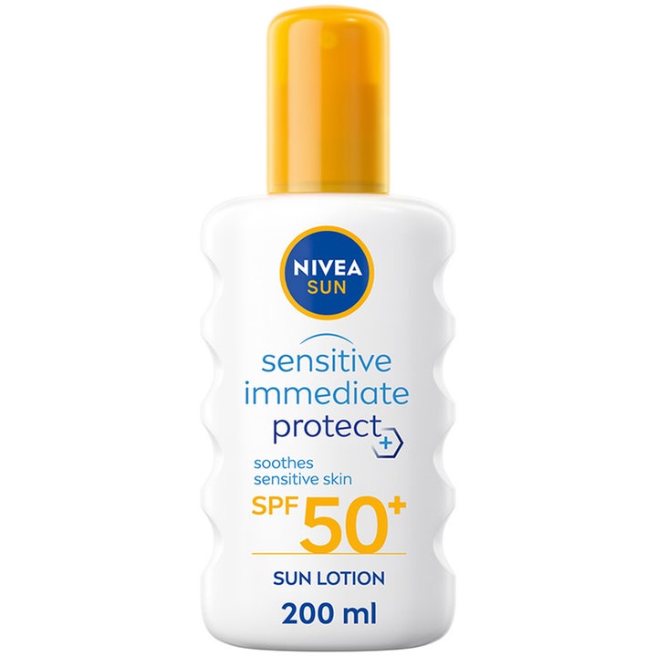 Nivea Sun Sensitive Immediate Protect 200 ml beroligende solcreme SPF 50+ i hvid flaske med gult låg og greb