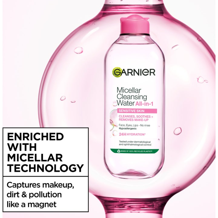 Garnier Skin Active Micellar Cleansing Water 400 ml til sensitiv hud i flaske omgivet af en stor lyserød boble