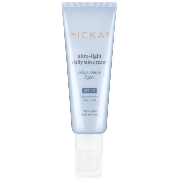 Hickap Ultra-light Daily Sun Cream SPF 50 vegansk solcreme i lyseblå tube med perlemorseffekt og hvidt låg