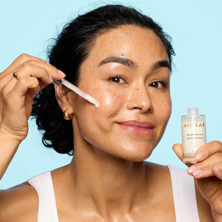 Hickap Dream Barrier Power Serum 30 ml styrker hudbarrieren og påføres med pipette på huden af en smilende kvinde.
