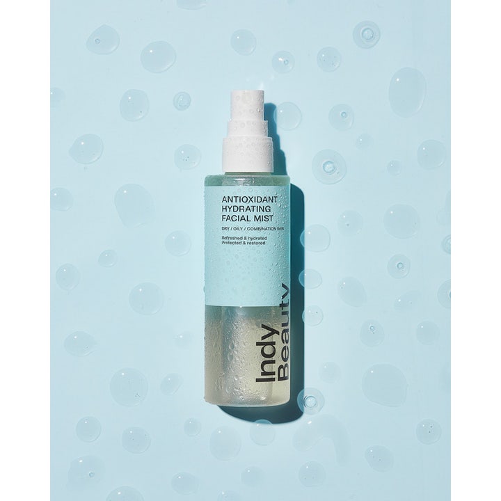 Indy Beauty Antioxidant Hydrating Facial Mist 100 ml fugtgivende face mist i lyseblå sprayflaske med friske vanddråber