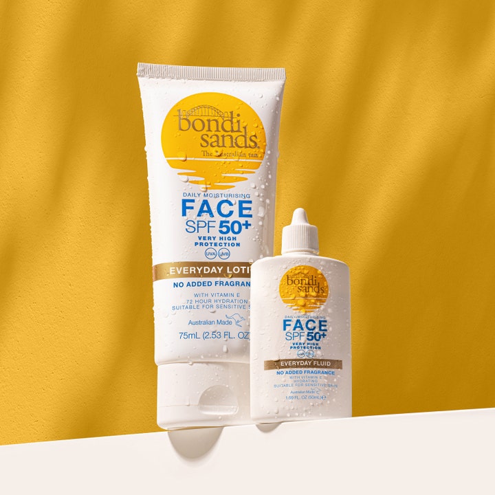 Bondi Sands SPF50+ Everyday Face Fluid 50 ml solcreme til ansigtet i hvid flaske med vanddråber på gul baggrund