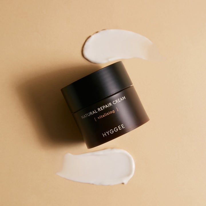 Hyggee Natural Repair Cream 50 ml vitaliserende ansigtscreme i mørkebrun krukke med to hvide teksturstrøg