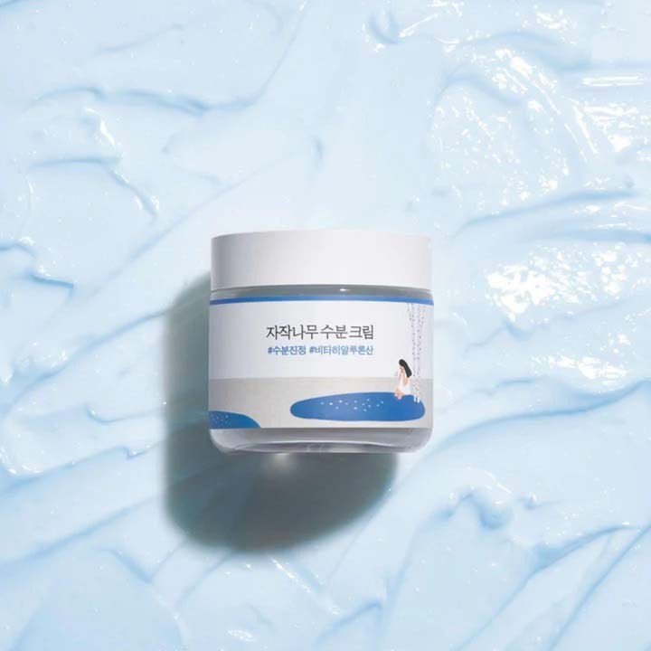 Round Lab Birch Juice Moisturizing Cream 80 ml fugtgivende ansigtscreme i krukke på lyseblå creme-tekstur