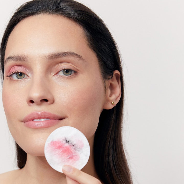 NIVEA Rose Care Micellar Water 400 ml fugtgivende ansigtsrens fjerner makeup vist på en kvinde med en vatrondel.