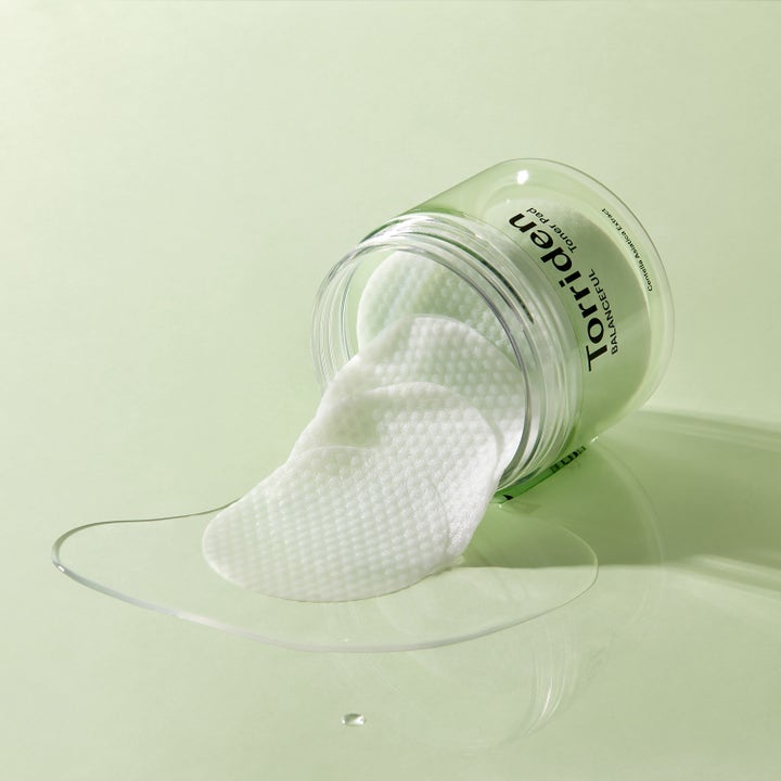 Torriden BALANCEFUL Cica Toner Pad 180 ml beroligende toner pads med mønstrede hvide rondeller der vælter ud af krukken