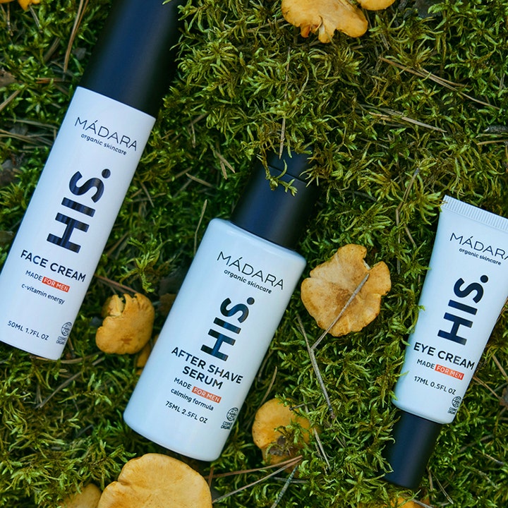 MÁDARA HIS Eye Cream 17 ml øjencreme i hvid tube ligger i grønt mos med svampe og giver friskhed