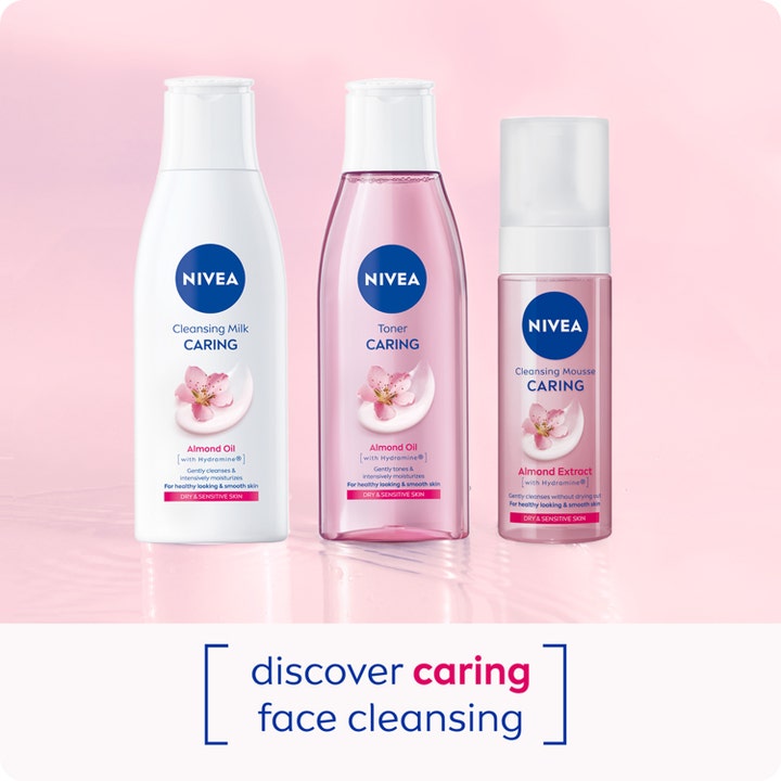 NIVEA Cleansing Mousse Caring 150 ml plejende rengøringsskum i lyserød pumpeflaske vist i en serie på lyserød baggrund.