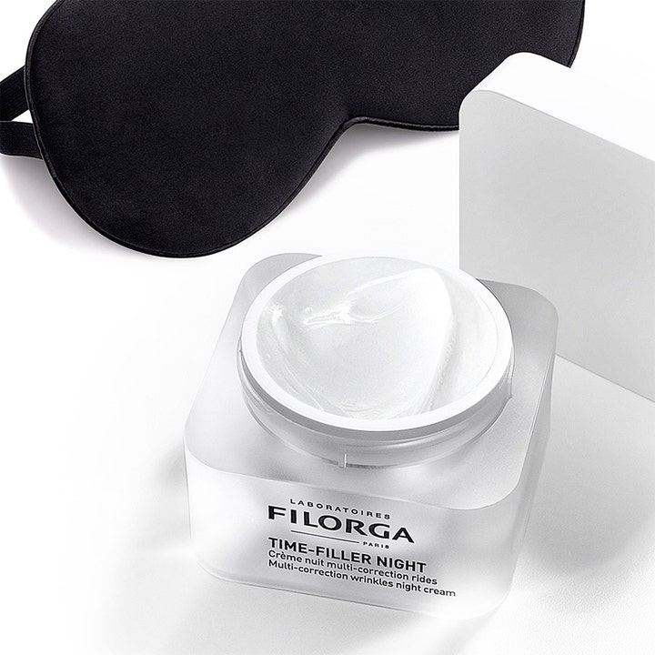 Filorga Time-Filler Night 5 XP 50 ml nattcreme mod rynker i åben krukke med hvid tekstur og sort sovemaske