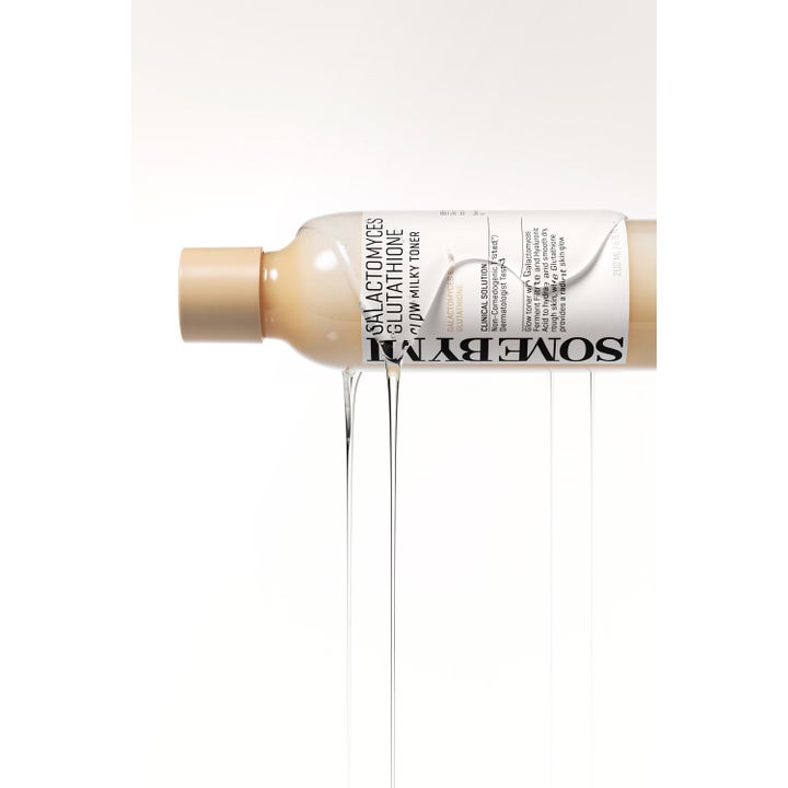 Some By Mi Galactomyces Glutathione Glow Milky Toner 200 ml lystergivende toner i beige flaske med flydende væskestrømme