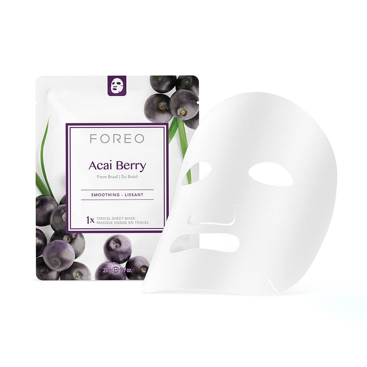 FOREO Farm To Face Acai Berry 20 g udglattende sheet maske vist med hvid ansigtsmaske og lilla sachet med bær.