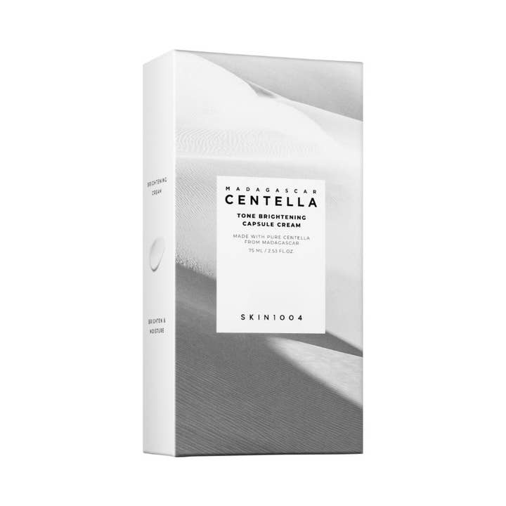 SKIN1004 Madagascar Centella Tone Brightening Capsule Cream 75 ml lysnende ansigtscreme i hvid æske med gråt naturprint