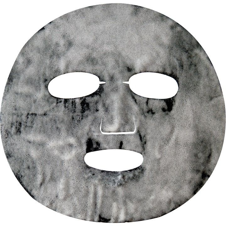 Dr.Jart+ Dermask Porecting Solution 28 g porerensende ansigtsmaske er en sort sheet maske dækket af hvidt boblende skum