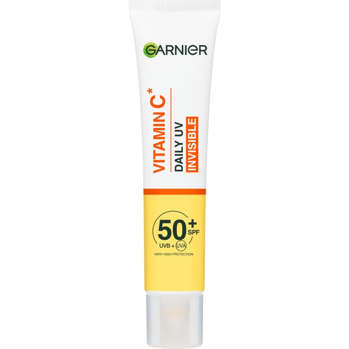 Garnier Vitamin C Daily UV Invisible solcreme SPF 50 i hvid tube med gul detalje der beskytter og giver glød