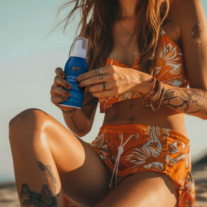 EVY Technology After Sun Mousse 150 ml beroligende after sun påført af person i orange badetøj for hurtig absorption.