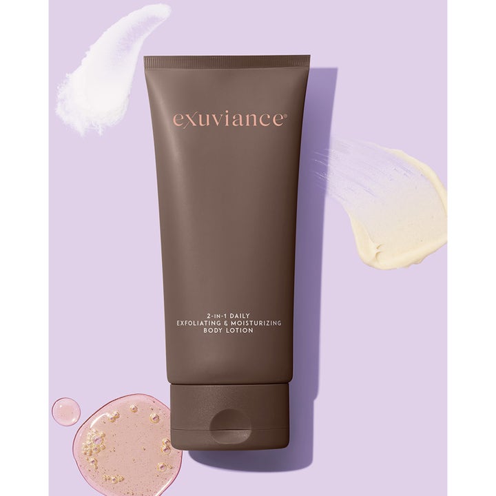 Exuviance 2 in 1 Daily Body Lotion 177 ml giver fugt i en brun tube med hvide teksturprøver og lyserøde dråber.