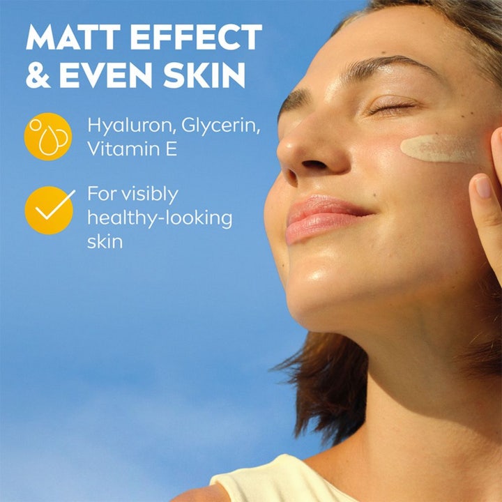 NIVEA UV Face Ultra Fluid Light Tinted SPF50+ 40 ml solcreme ansigt giver mat effekt og ensartet hud på kvinde