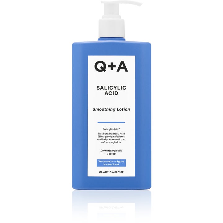 Q+A Salicylic Acid 250 ml Smoothing Lotion blødgørende kropspleje i blå pumpeflaske med hvid etiket