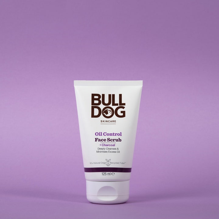 Bulldog Oil Control Face Scrub 125 ml ansigtsskrubb med kul der fjerner olie i hvid tube på lilla baggrund