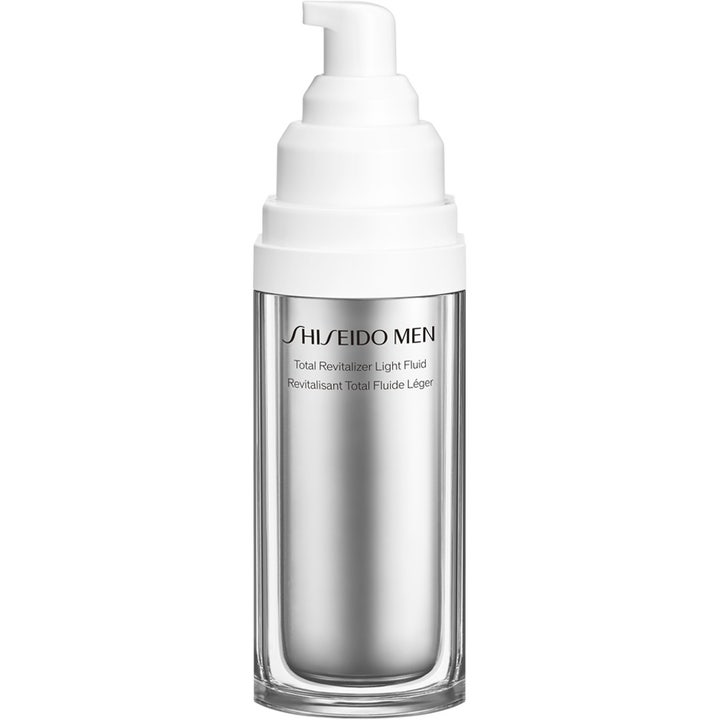 Shiseido Men Total Revitalizer Light Fluid 70 ml revitaliserende ansigtscreme i en sølvfarvet flaske med hvid pumpe.