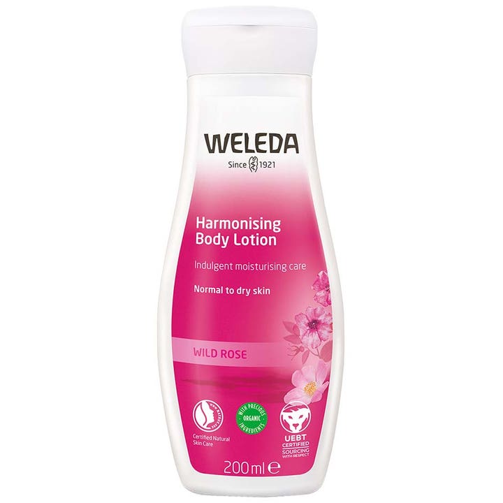 Weleda Wild Rose Harmonising Body Lotion 200 ml fugtgivende kropspleje i hvid flaske med lyserøde vilde roser