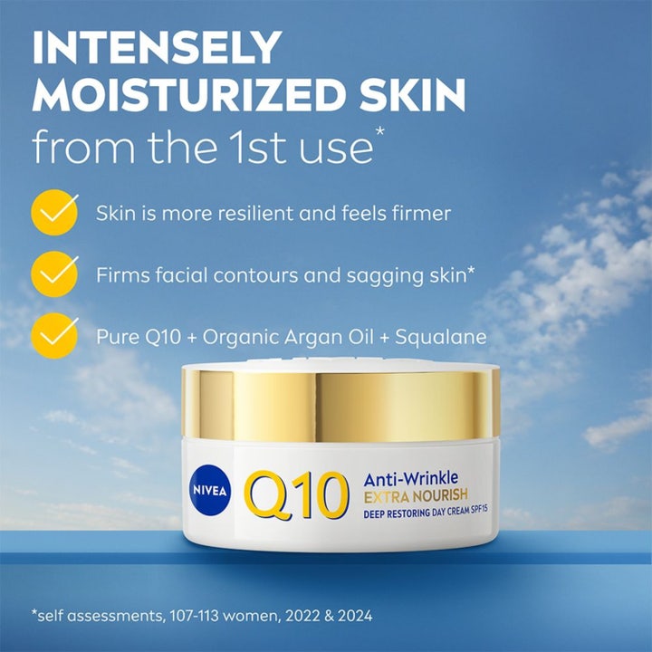 NIVEA Q10 Extra Nourish Day Cream 50 ml nærende dagcreme med arganolie i hvid krukke med guldlåg mod en blå himmel