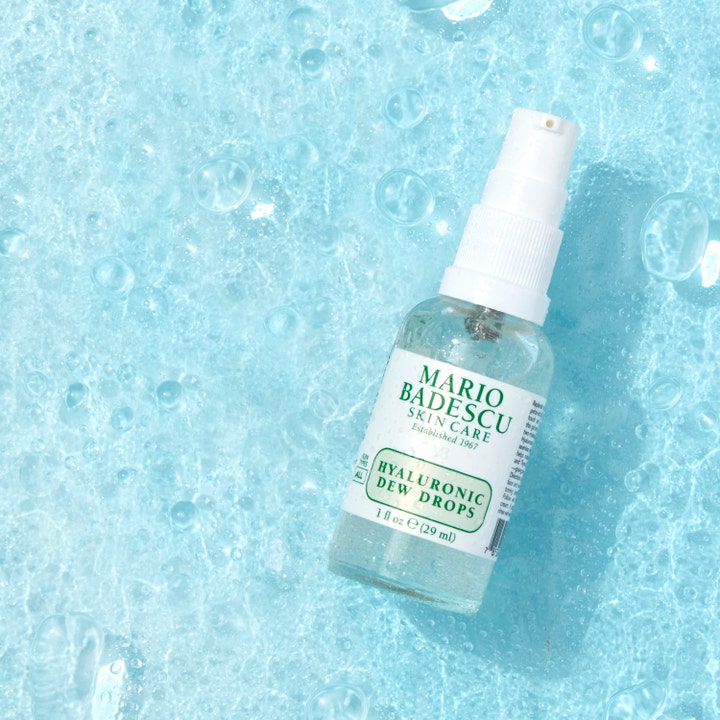Mario Badescu Hyaluronic Dew Drops 29 ml fugtgivende serum i glasflaske på en baggrund af vandbobler