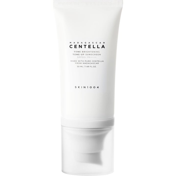 Skin1004 Madagascar Centella Tone Brightening Tone-Up Sunscreen 50 ml lysnende solcreme i hvid tube med gennemsigtigt låg