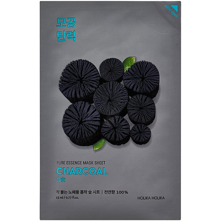Holika Holika Pure Essence Mask Sheet Charcoal 23 ml porensneget sheetmaske i grå emballage med kulstykker.