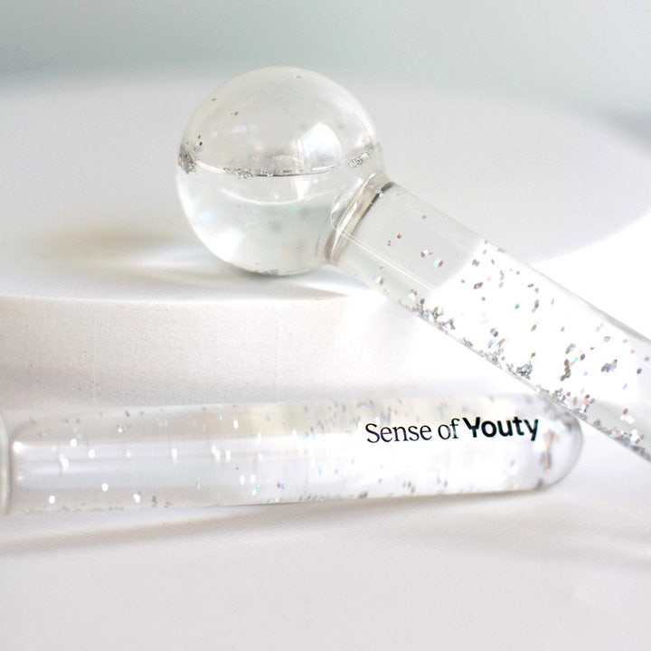 Sense of Youty Facial Cooling Globes hudplejeværktøj med glitrende sølvglimmer der giver en beroligende massage.