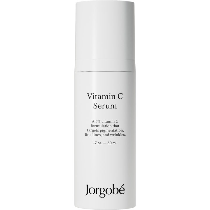 Jorgobé Vitamin C Serum 50 ml mod pigmentering i en stilren hvid cylinderformet flaske med hvidt låg.