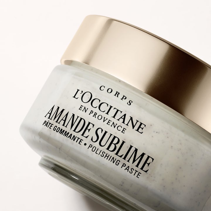 L'Occitane en Provence Almond Polishing Paste 200 ml eksfolierende body scrub i glaskrukke med guldlåg