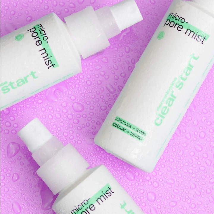 Dermalogica Clear Start Micro-Pore Mist 118 ml ansigtsspray minimerer porer vist på lilla baggrund med vanddråber.