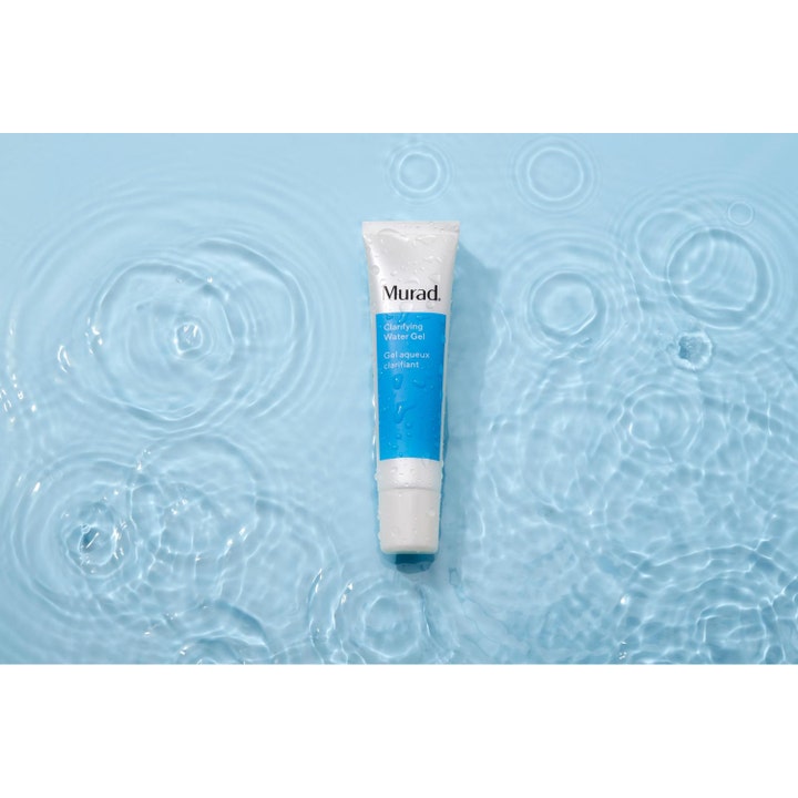 Murad Clarifying Water Gel 60 ml fugtgivende dagcreme i hvid tube på en overflade af kruset lyseblåt vand