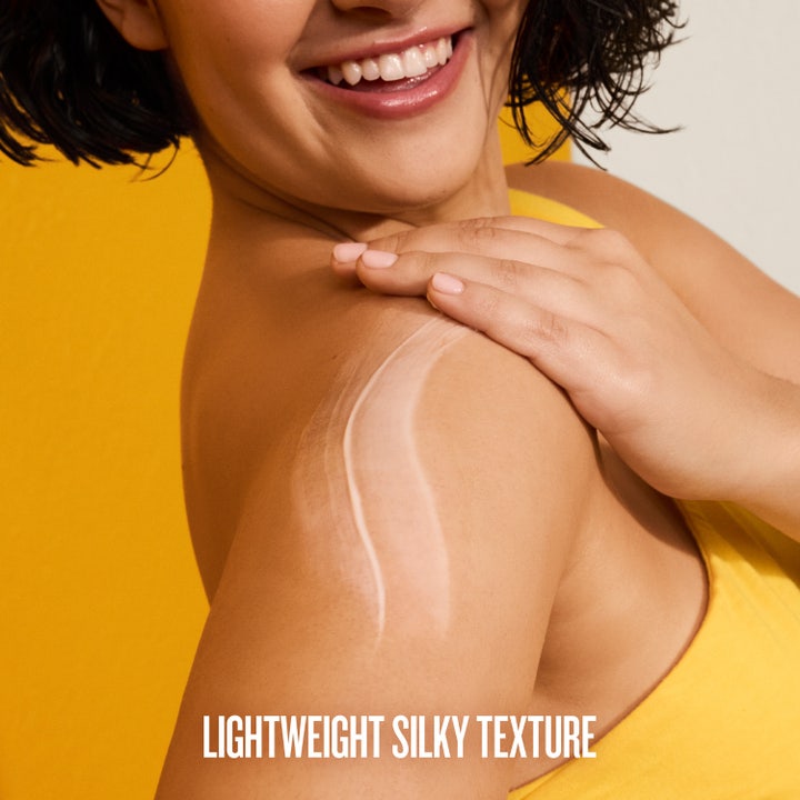 Sol de Janeiro Body Badalada Bodylotion 400 ml fugtgivende creme som en kvinde smører på sin skulder for glød