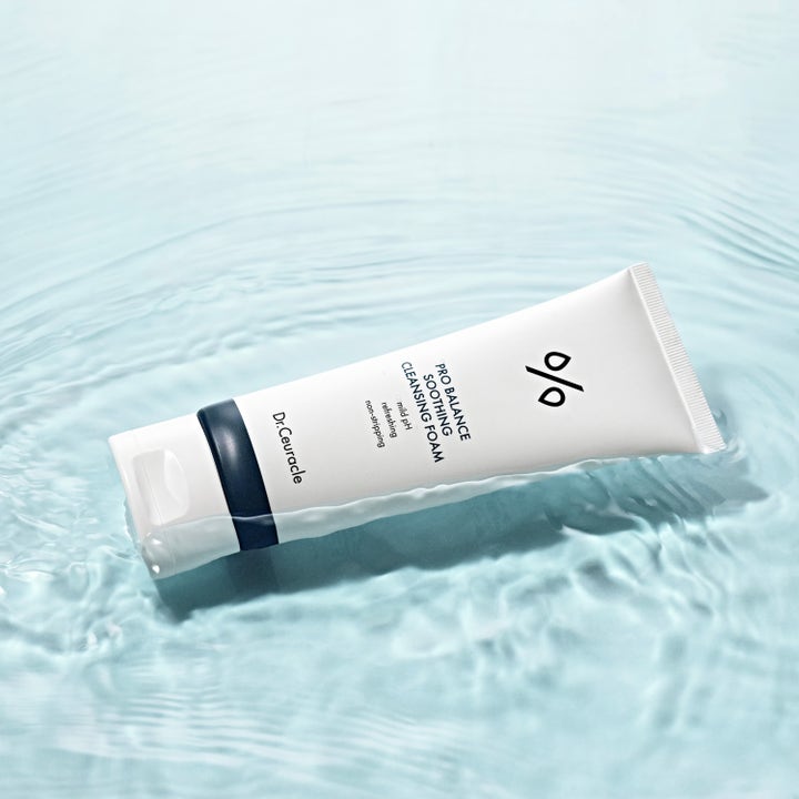 Dr. Ceuracle Pro Balance Soothing Cleansing Foam 150 ml beroligende ansigtsrens i hvid tube i klart blåt vand