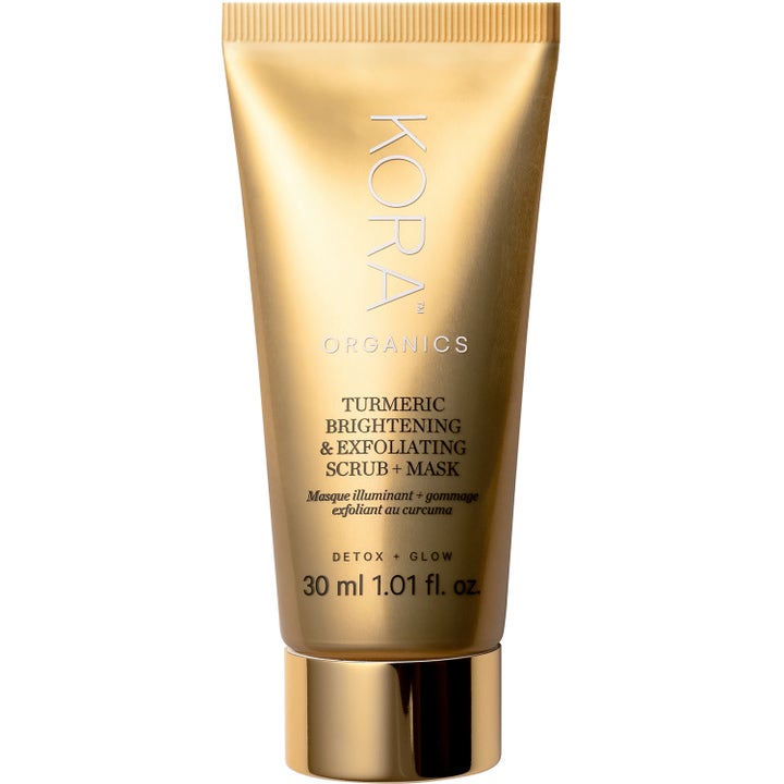 KORA Organics Turmeric Brightening & Exfoliating Scrub + Mask 30 ml glødgivende ansigtsscrub i en guldfarvet tube