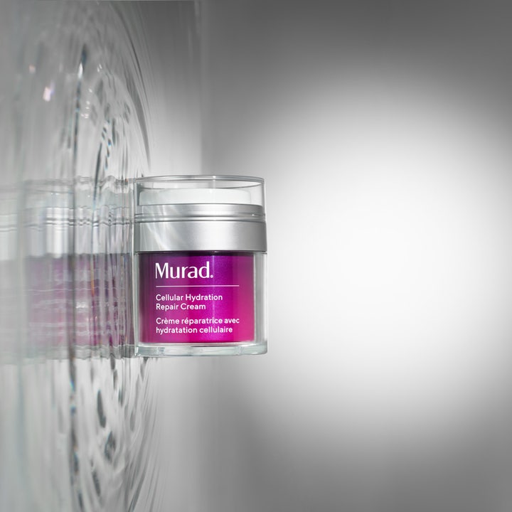 Murad Cellular Hydration Repair Cream 50 ml i lilla krukke foran en vandlignende reflekterende baggrund