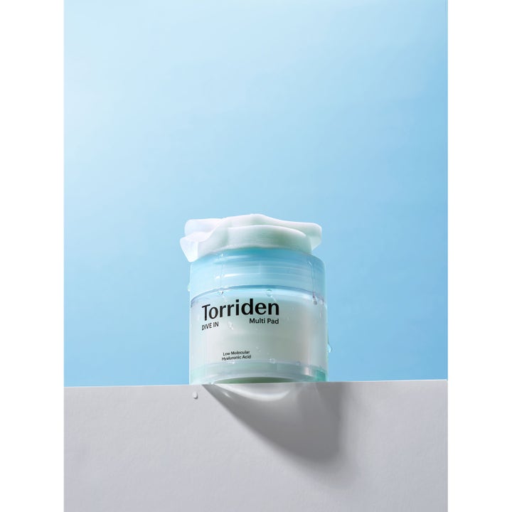 Torriden DIVE-IN Low Molecular Hyaluronic Acid Multi Pad 160 ml fugtgivende toner pads i lyseblå krukke med en hvid pad