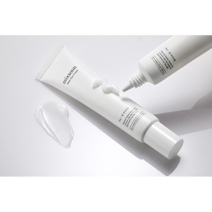 Mixsoon Bean Eye Cream 20 ml fugtgivende øjencreme i minimalistisk hvid tube med cremet hvid tekstur.