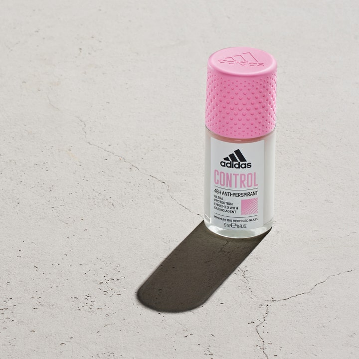 Adidas Cool & Care Control roll-on deodorant 50 ml i glasflaske med lyserødt låg på neutral baggrund
