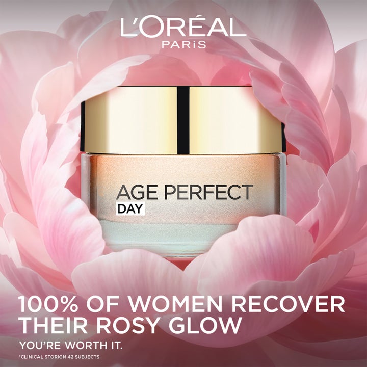 L'Oréal Paris Golden Age 50 ml styrkende dagcreme i glaskrukke med guldlåg omgivet af en lyserød blomst
