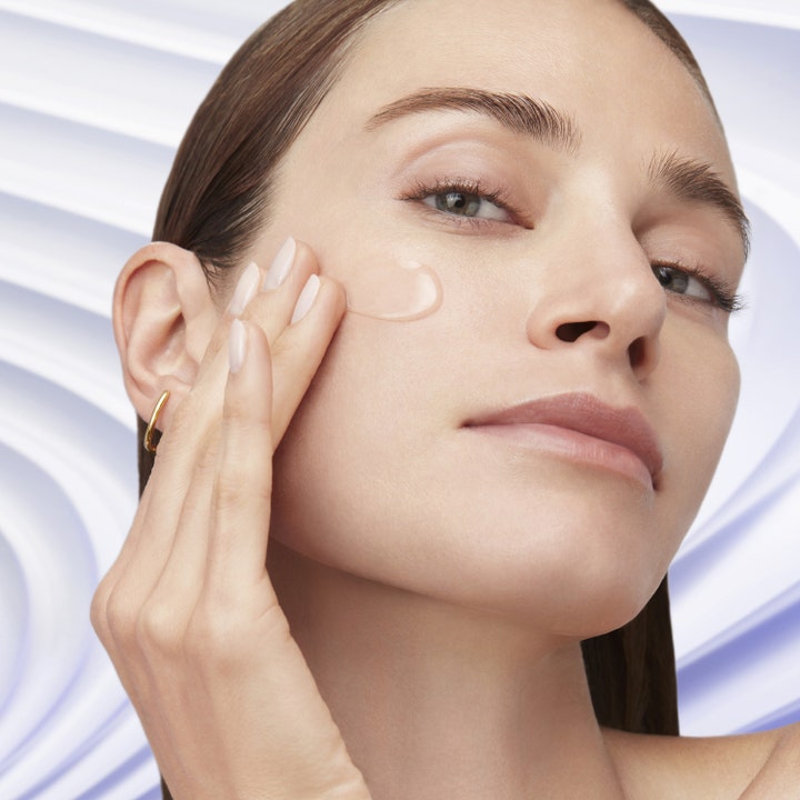 Lancôme Rénergie HCF Triple Serum 20 ml opstrammende ansigtsserum påføres på huden for en glattere finish