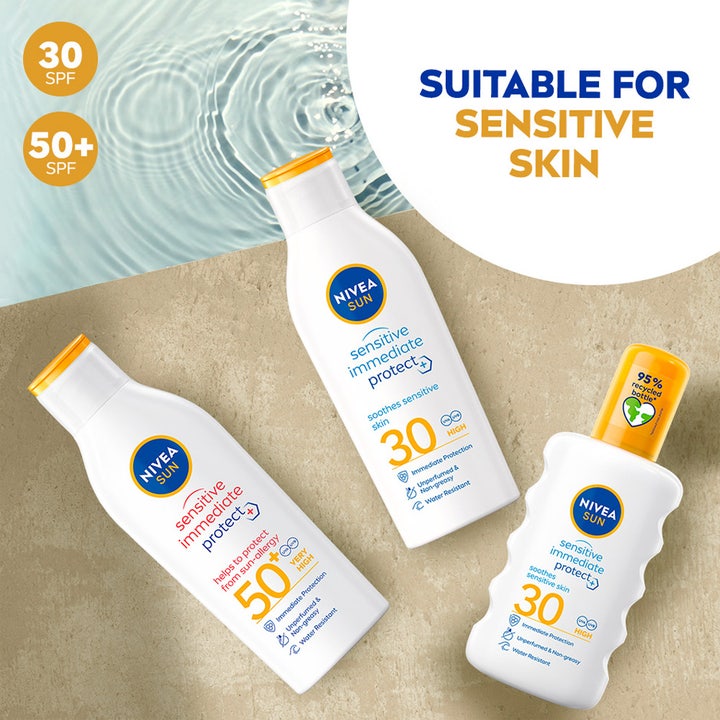 NIVEA Sensitive Immediate Protect 200 ml beroligende solcreme til følsom hud i hvide flasker på sand
