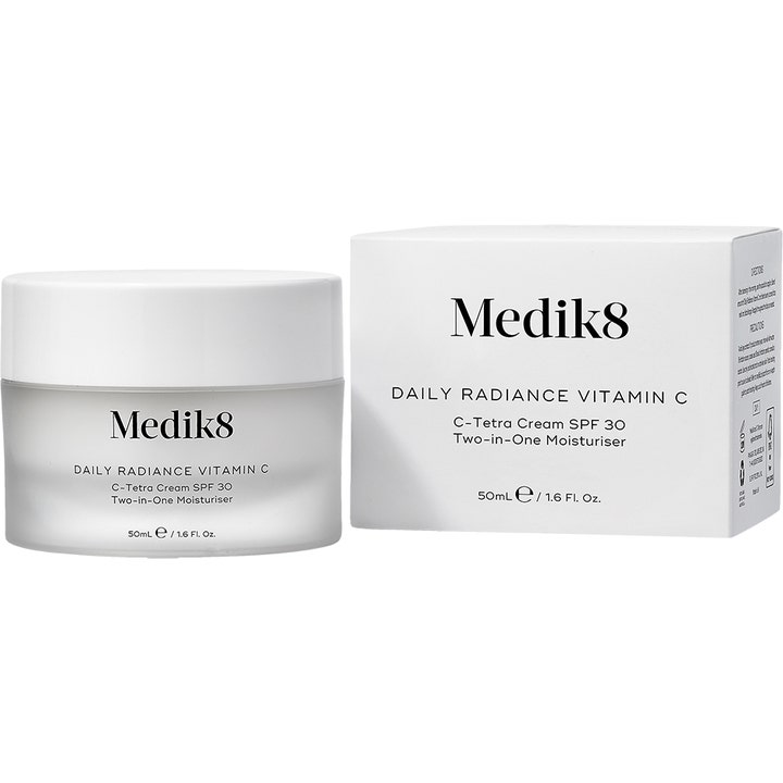 Medik8 Daily Radiance Vitamin C 50 ml fugtgivende dagcreme med SPF 30 i hvid frostet glaskrukke og hvid æske